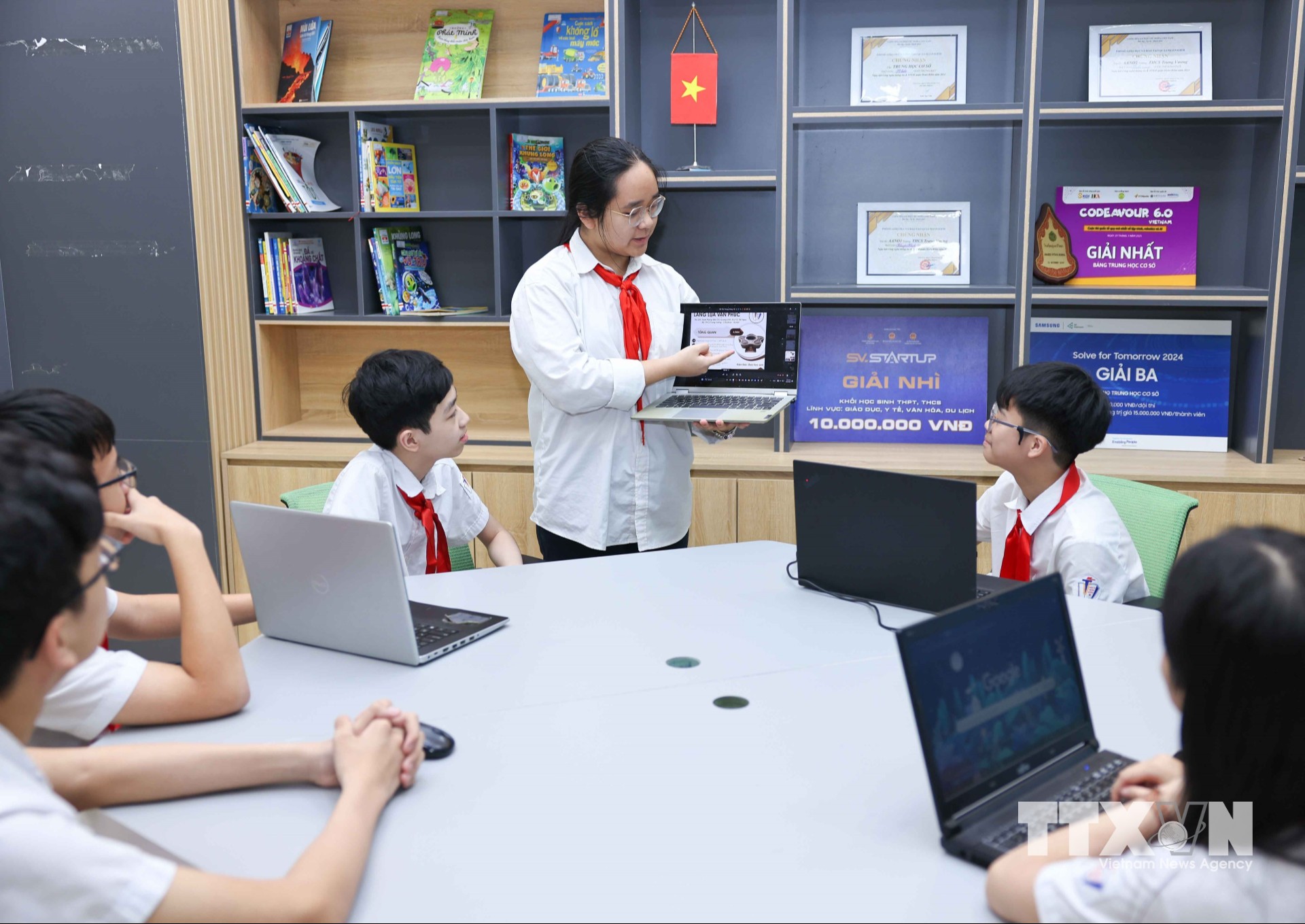 Ngành Giáo dục Thủ đô đặt mục tiêu phấn đấu đến năm học 2030 - 2031 có tối thiểu 50% cơ sở giáo dục đạt tiêu chí Tầng 2, từng bước hoàn thiện bộ chỉ số đánh giá năng lực AI. (Ảnh: Thanh Tùng/TTXVN)